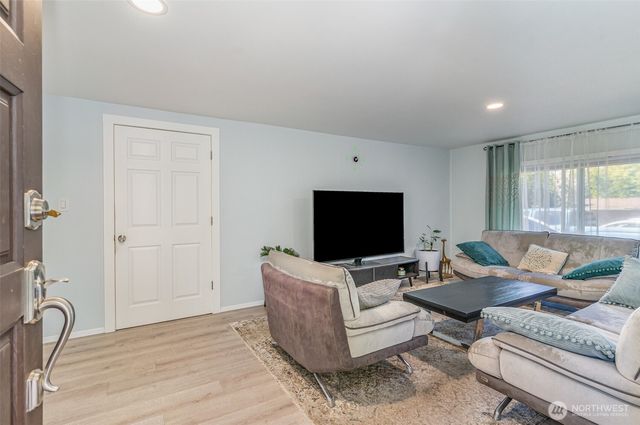 2726 Pioneer Way E, Tacoma, WA 98404