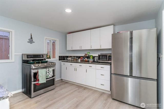 2726 Pioneer Way E, Tacoma, WA 98404