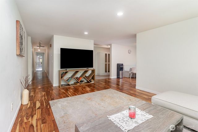 2726 Pioneer Way E, Tacoma, WA 98404