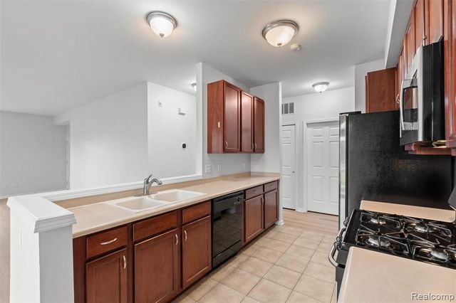 2323 Knollwood, Canton, MI 48188