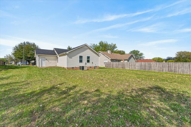 250 Grassmire Dr, Clarksville, TN 37042