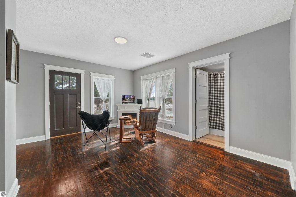 Image 10 of property listing at 21239 5th Avenue, Marion, MI 49665