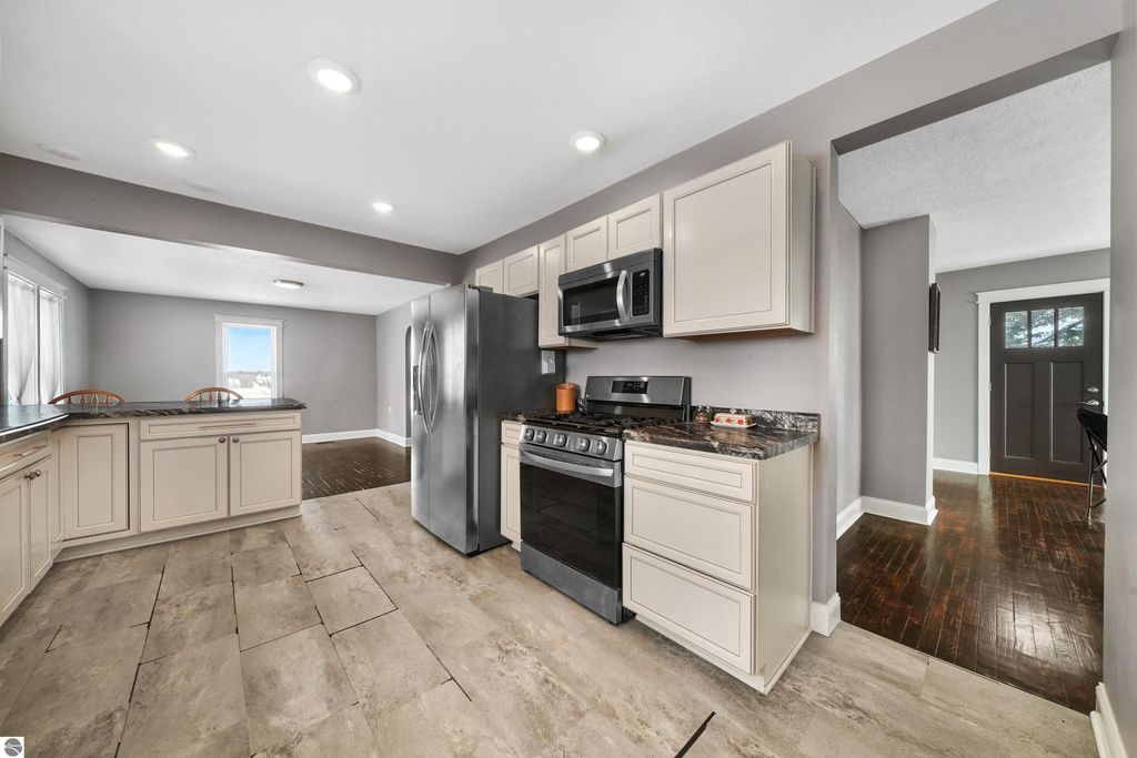 Image 11 of property listing at 21239 5th Avenue, Marion, MI 49665