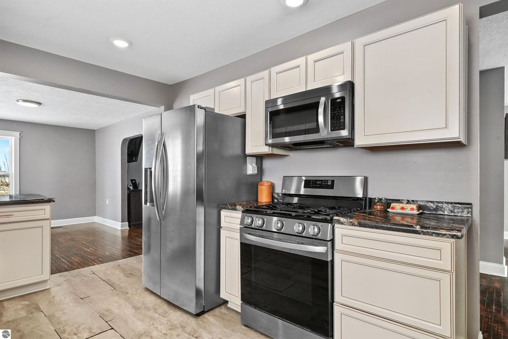 Image 12 of property listing at 21239 5th Avenue, Marion, MI 49665