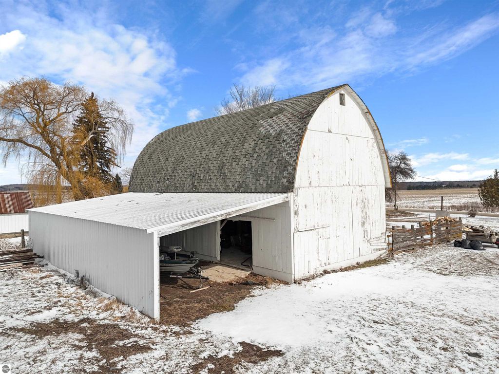 Image 37 of property listing at 21239 5th Avenue, Marion, MI 49665