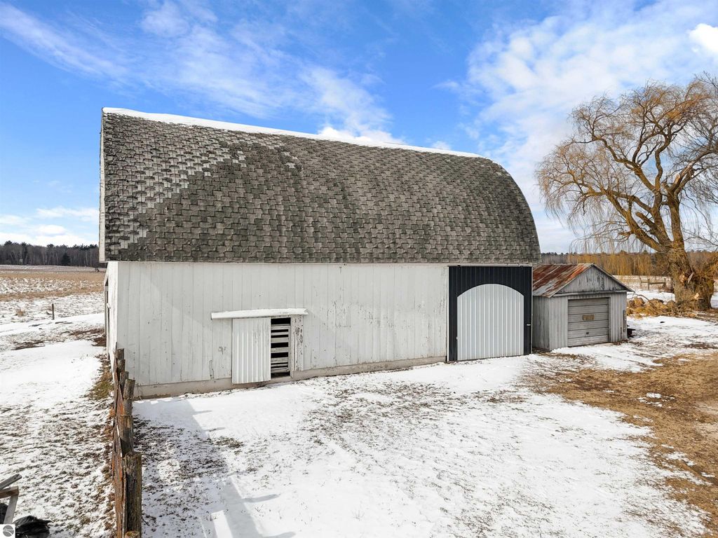 Image 38 of property listing at 21239 5th Avenue, Marion, MI 49665