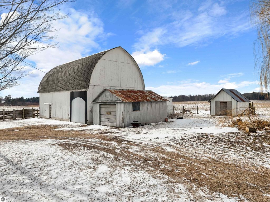 Image 39 of property listing at 21239 5th Avenue, Marion, MI 49665