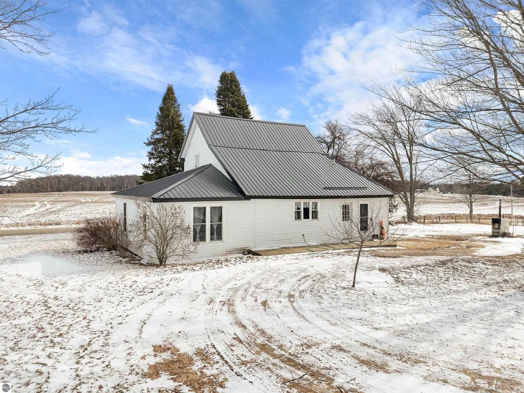 Image 4 of property listing at 21239 5th Avenue, Marion, MI 49665