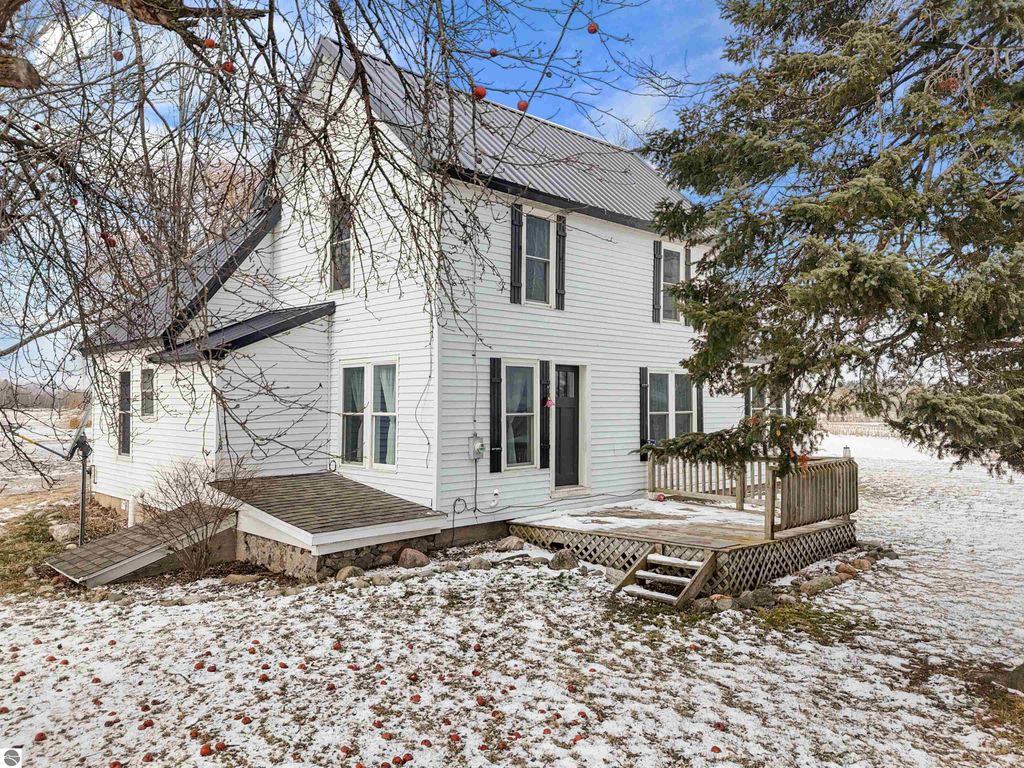 Image 5 of property listing at 21239 5th Avenue, Marion, MI 49665