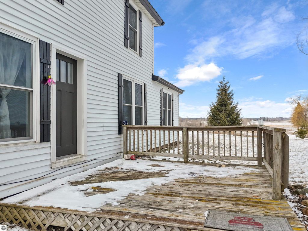 Image 6 of property listing at 21239 5th Avenue, Marion, MI 49665