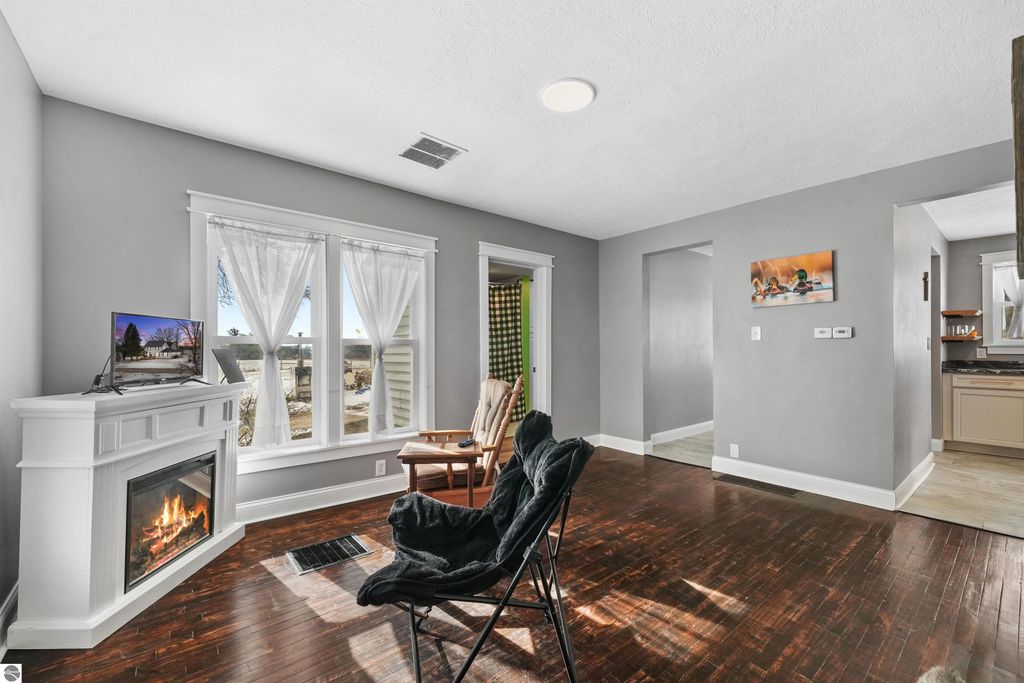 Image 8 of property listing at 21239 5th Avenue, Marion, MI 49665