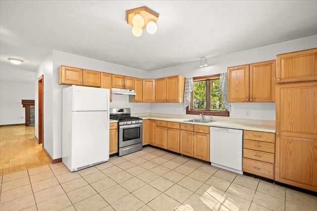 30 Seabreeze Dr, Bourne, MA 02532