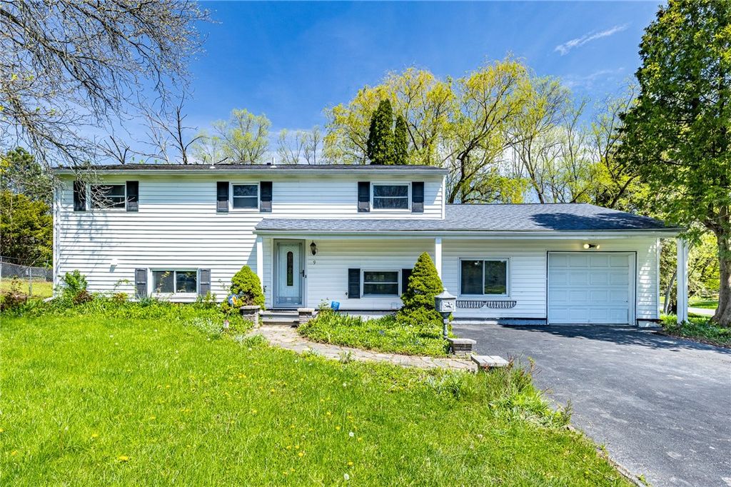 9 Amesbury Road, Henrietta, NY 14623
