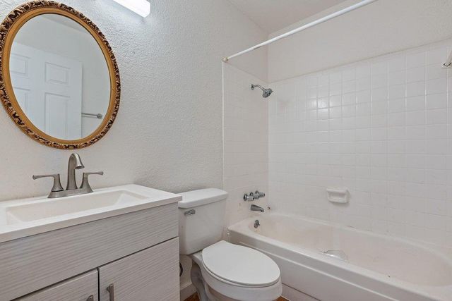 300 E Croslin ST 106, Austin, TX 78752