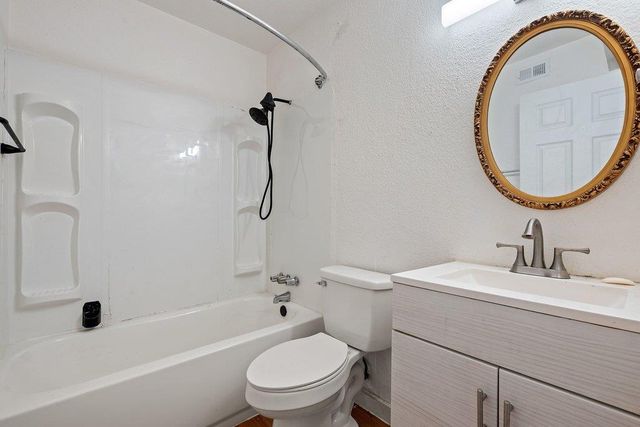 300 E Croslin ST 106, Austin, TX 78752