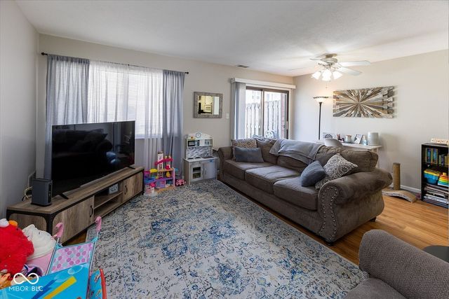 120 Greenwood Trail N, Greenwood, IN 46142