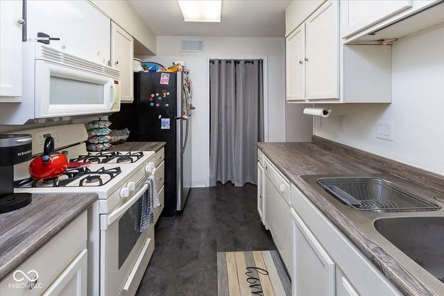 120 Greenwood Trail N, Greenwood, IN 46142