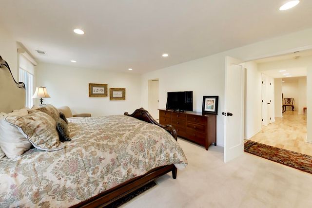 2020 Chestnut Avenue 109, Glenview, IL 60025