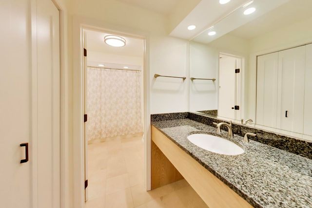 2020 Chestnut Avenue 109, Glenview, IL 60025