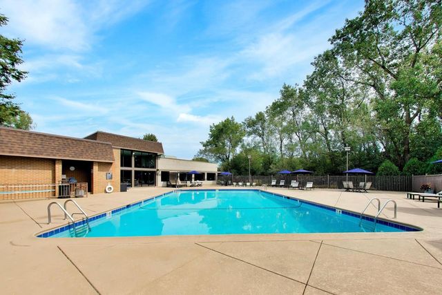 2020 Chestnut Avenue 109, Glenview, IL 60025