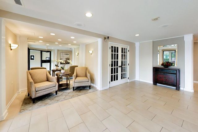 2020 Chestnut Avenue 109, Glenview, IL 60025