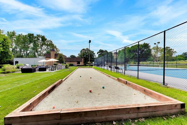 2020 Chestnut Avenue 109, Glenview, IL 60025