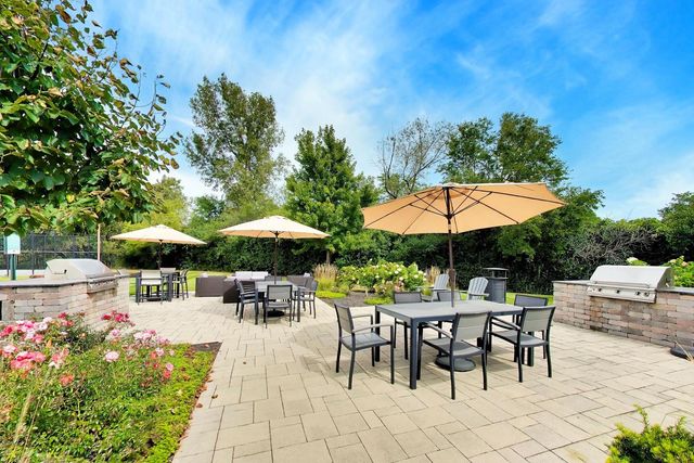 2020 Chestnut Avenue 109, Glenview, IL 60025