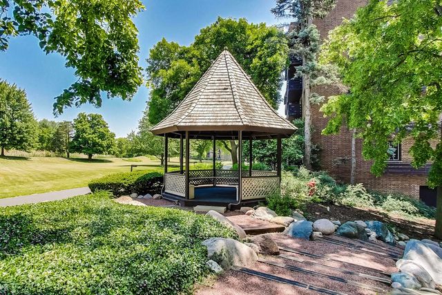 2020 Chestnut Avenue 109, Glenview, IL 60025