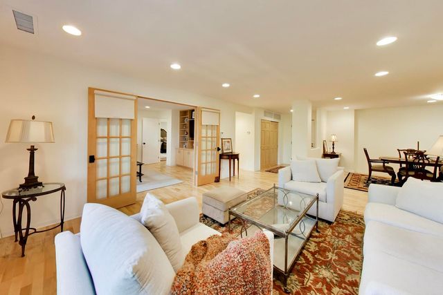 2020 Chestnut Avenue 109, Glenview, IL 60025