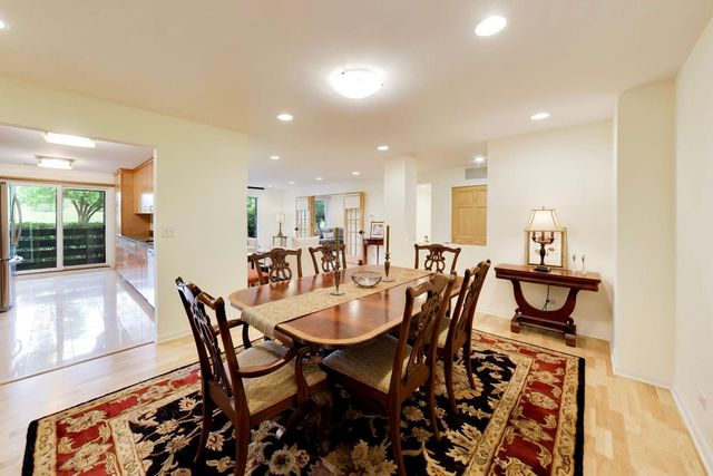 2020 Chestnut Avenue 109, Glenview, IL 60025