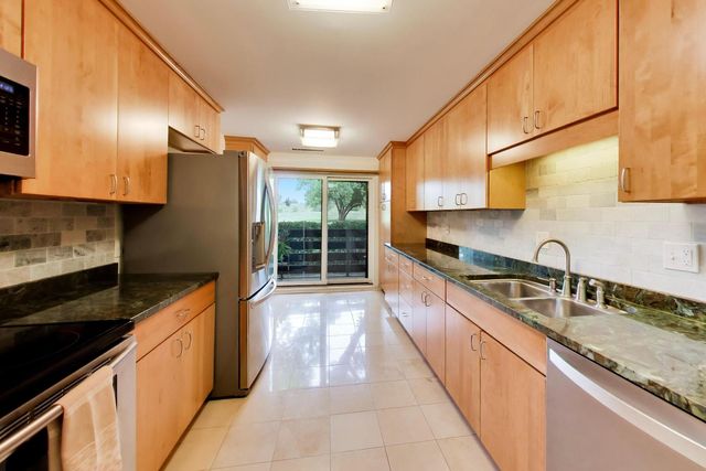 2020 Chestnut Avenue 109, Glenview, IL 60025