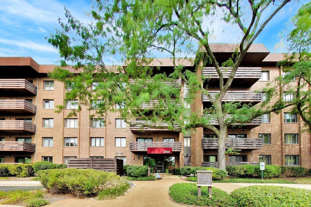 2020 Chestnut Avenue 109, Glenview, IL 60025