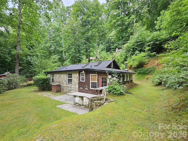 33 Tennis Court Road, Burnsville, NC 28714