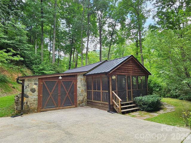 33 Tennis Court Road, Burnsville, NC 28714