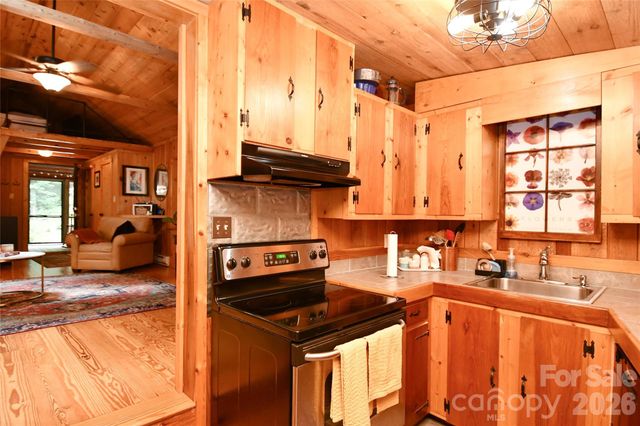 33 Tennis Court Road, Burnsville, NC 28714