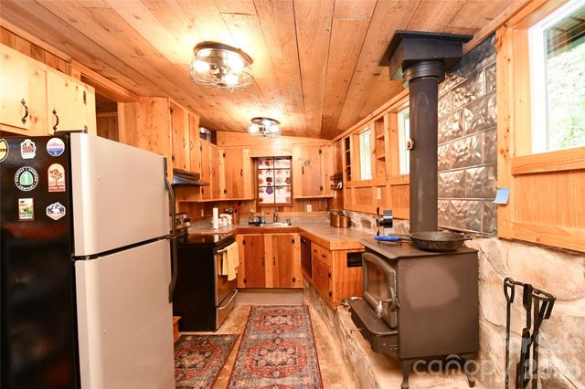 33 Tennis Court Road, Burnsville, NC 28714