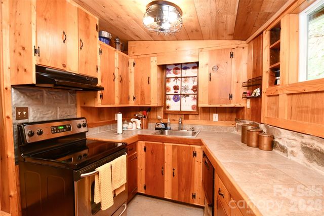33 Tennis Court Road, Burnsville, NC 28714
