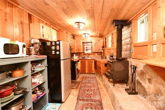 33 Tennis Court Road, Burnsville, NC 28714