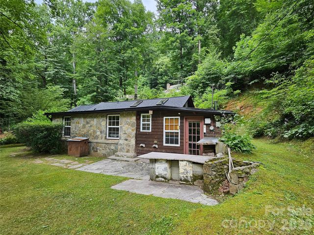 33 Tennis Court Road, Burnsville, NC 28714