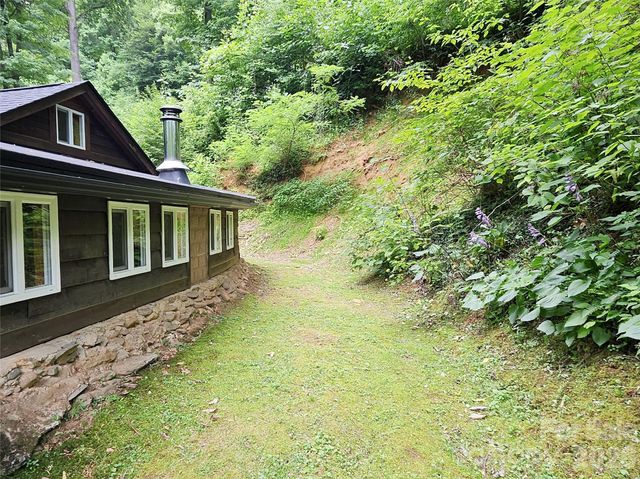 33 Tennis Court Road, Burnsville, NC 28714