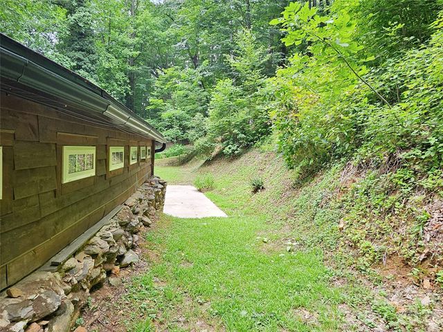 33 Tennis Court Road, Burnsville, NC 28714