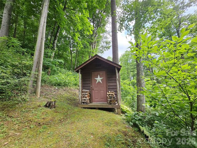 33 Tennis Court Road, Burnsville, NC 28714