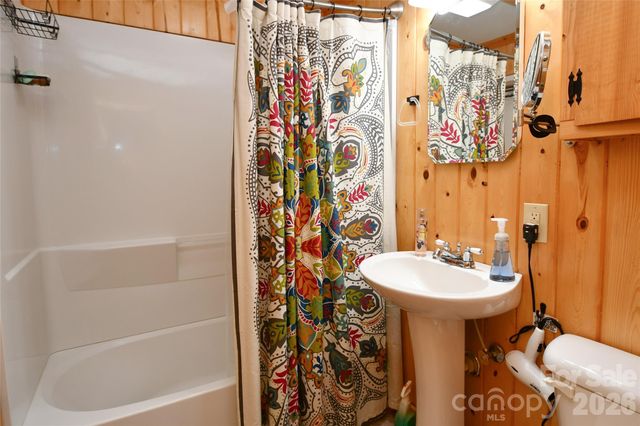 33 Tennis Court Road, Burnsville, NC 28714