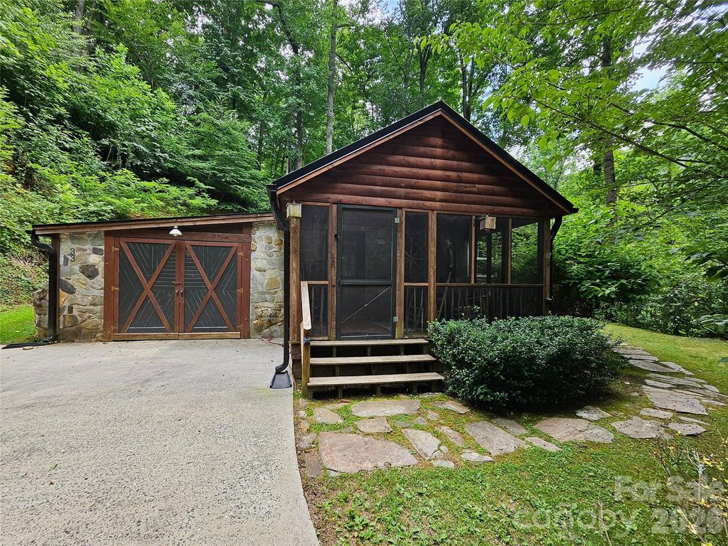 33 Tennis Court Road, Burnsville, NC 28714