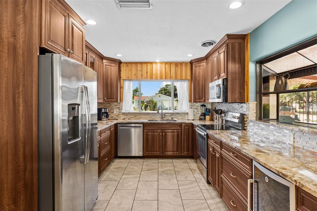 Image 11 of property listing at 10472 ORANGE BLOSSOM LANE, Seminole, FL 33772