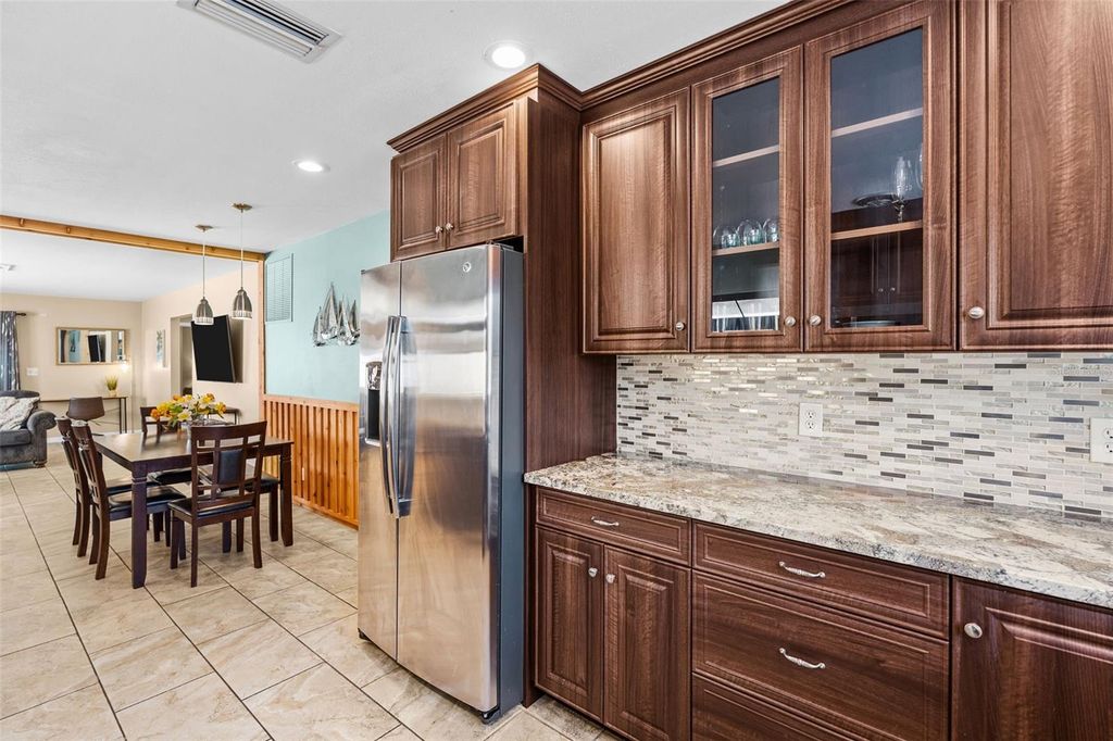Image 13 of property listing at 10472 ORANGE BLOSSOM LANE, Seminole, FL 33772