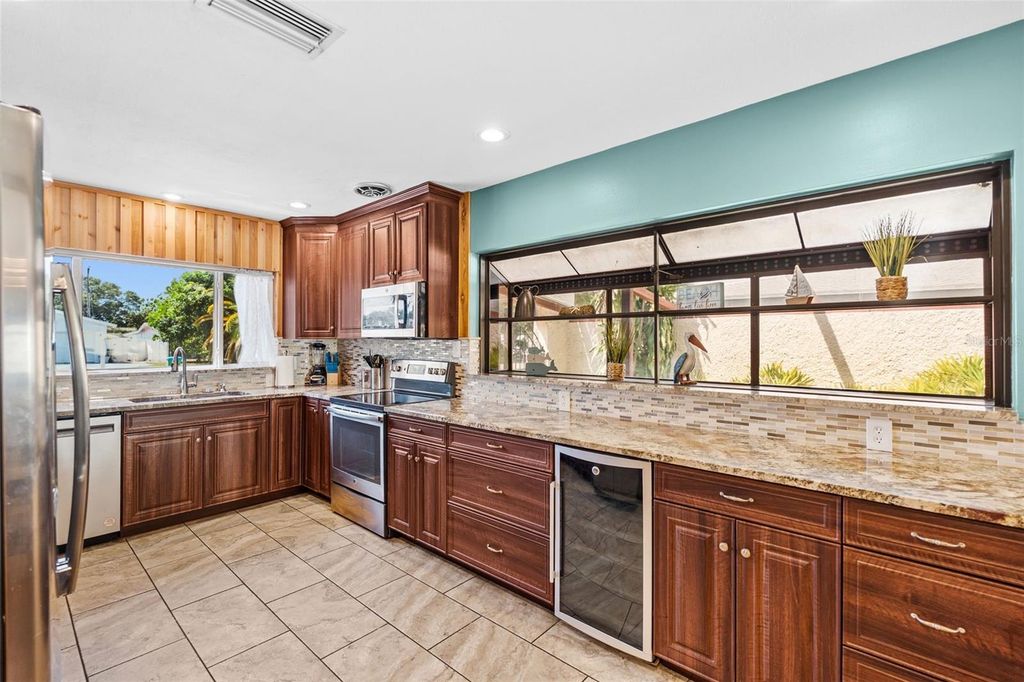 Image 16 of property listing at 10472 ORANGE BLOSSOM LANE, Seminole, FL 33772