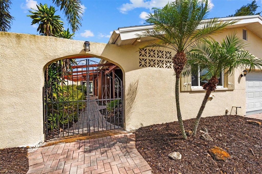 Image 3 of property listing at 10472 ORANGE BLOSSOM LANE, Seminole, FL 33772