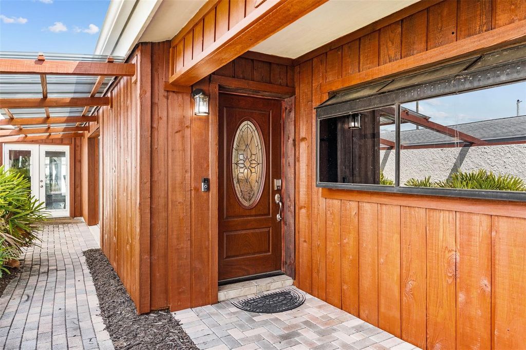Image 4 of property listing at 10472 ORANGE BLOSSOM LANE, Seminole, FL 33772