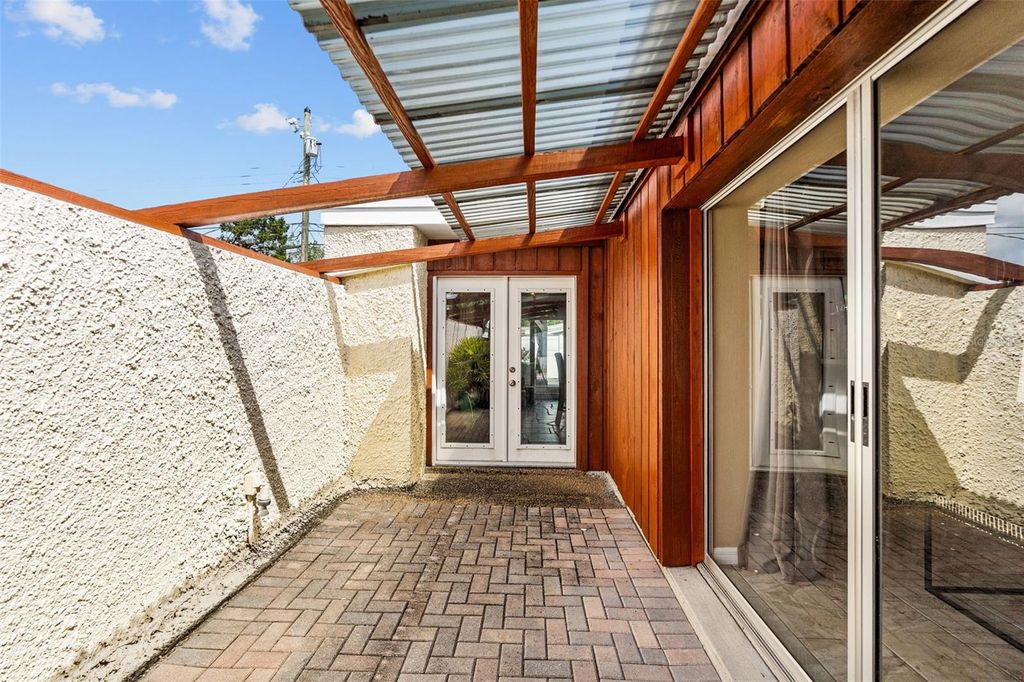 Image 52 of property listing at 10472 ORANGE BLOSSOM LANE, Seminole, FL 33772